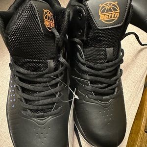 Basketball shoes men 9.5 or 42 EU